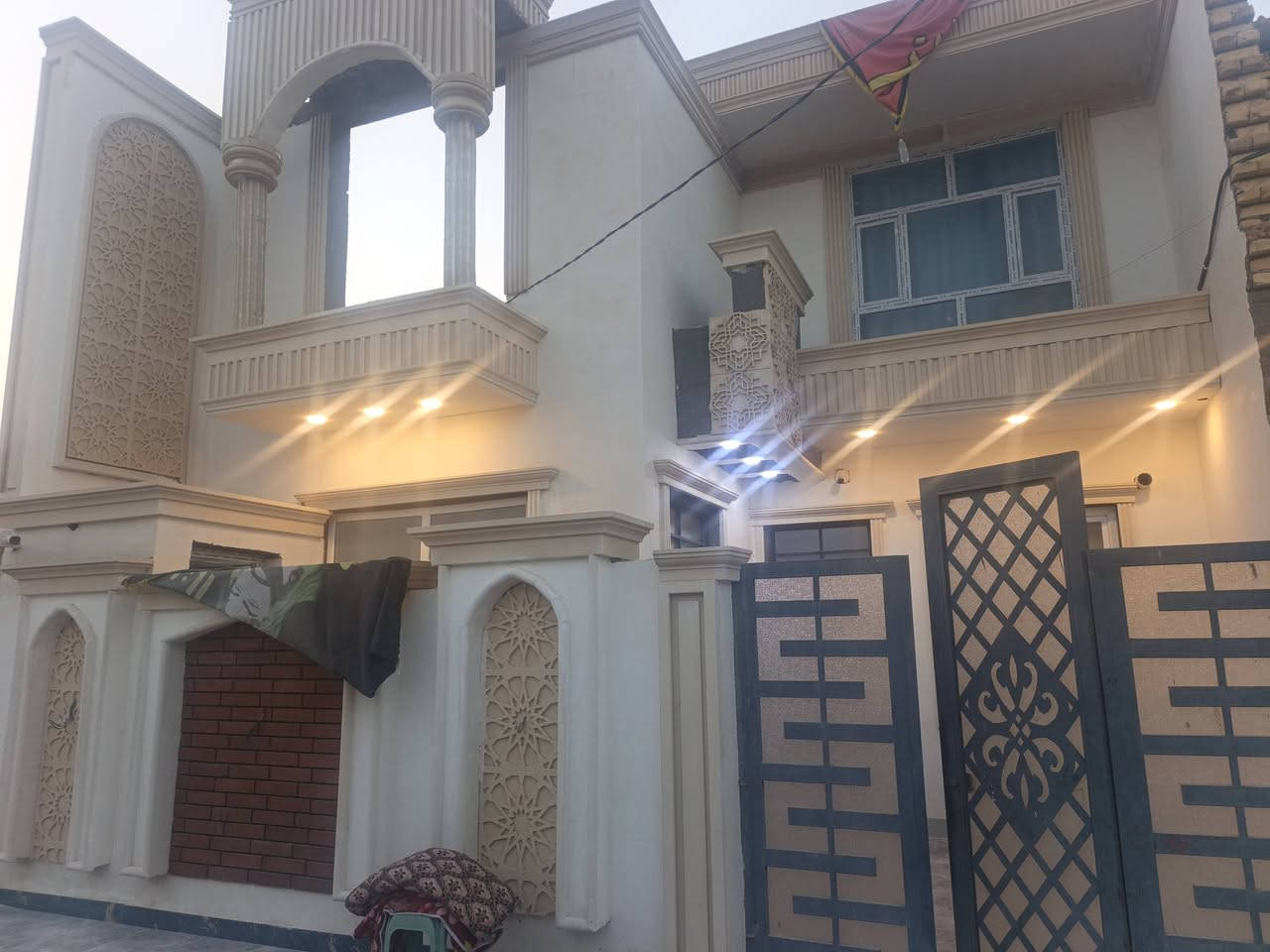 دار للبيع المساحه ١٥٠ متر طابو زراعي بشارع علي قماره ثاني قطعه عن الشارع 
البناء حديث ٢٠٢٥ 
البيت يتكون من طابقين 
الطابق الاول يتكون من غرفتين وحده الطول ٦والعرض ٤ والثانيه الطول ٤والعرض ٤
صاله جبيره الطول ٧ والعرض ٤ونص
مطبخ حار ومطبخ بارد
استقبال الطول ٦والعرض ٤
مجمع صحيات داخليه وخارجه
الطابق الثاني 
غرفه وحده الطول ٤والعرض ٤
للاتصال على الرقم ***********
