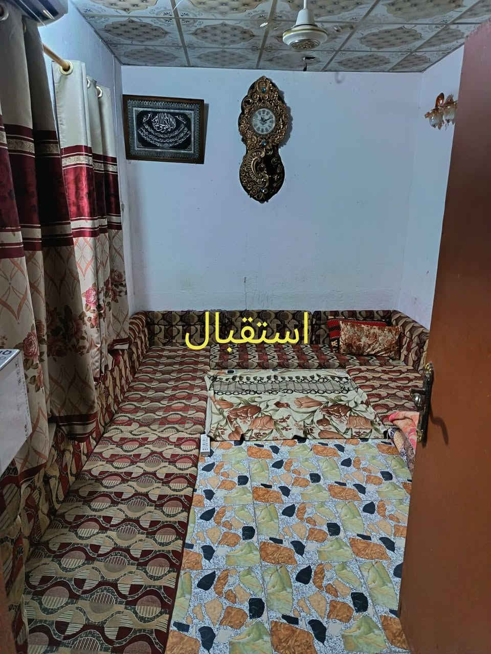 للبيع بيت نجف حي المهندسين المساحه 100م الواجهه 10 والنزال 10مقسوم مشتملين بناء شيلمان بس بيت ثاني ما صوره كاعده بيه عائله سعره 115....***********

نص مكتوب في الصور:
- استقبال
- صاله
- غرفه
- مطبخ