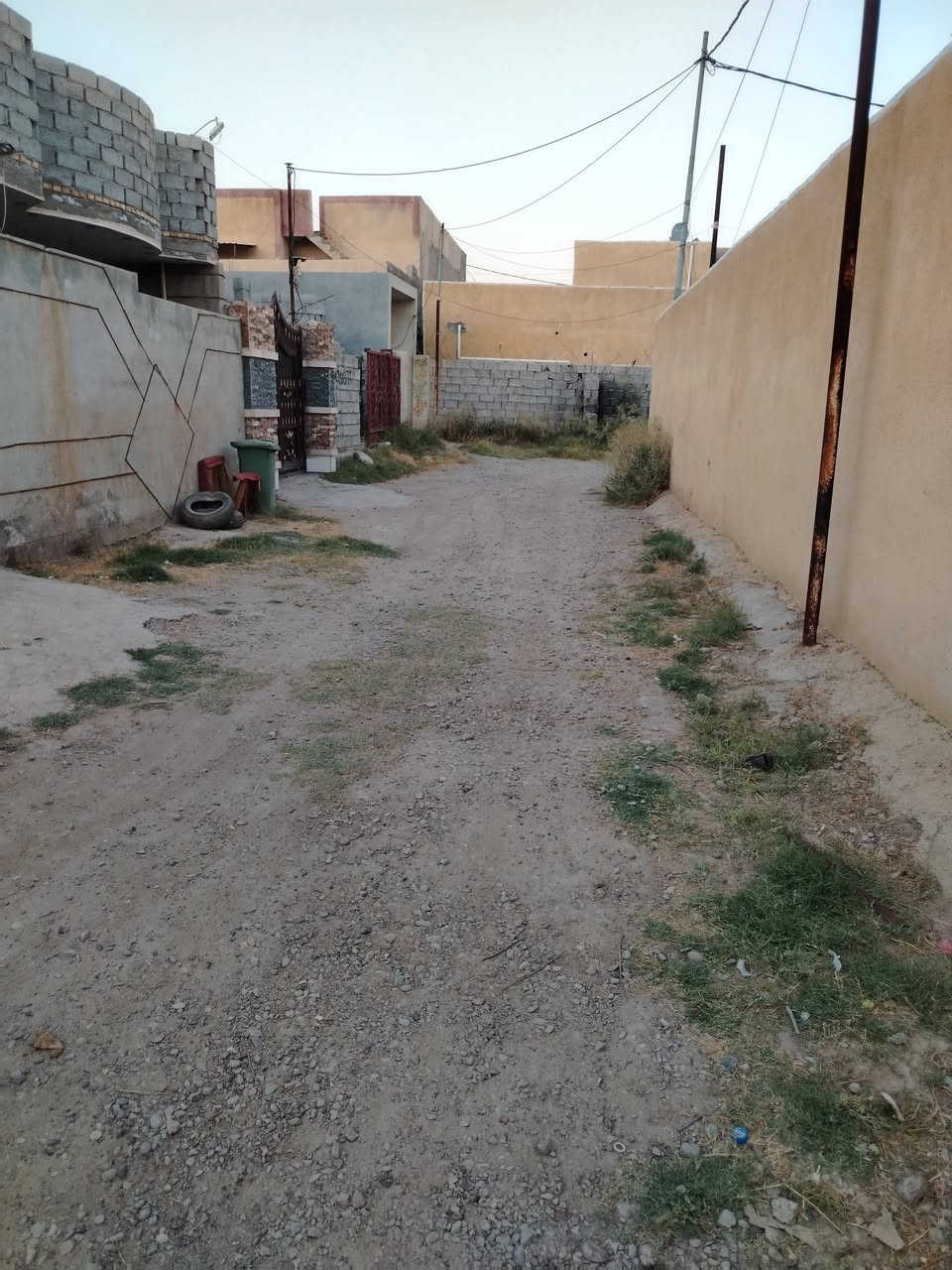 السلام عليكم قطعه أرض المساحة ١٠٠ متر للبيع مسيجه بلوك وباب العنوان الراشديه نزله جمال السمكري الاستفسار أكثر ***********
