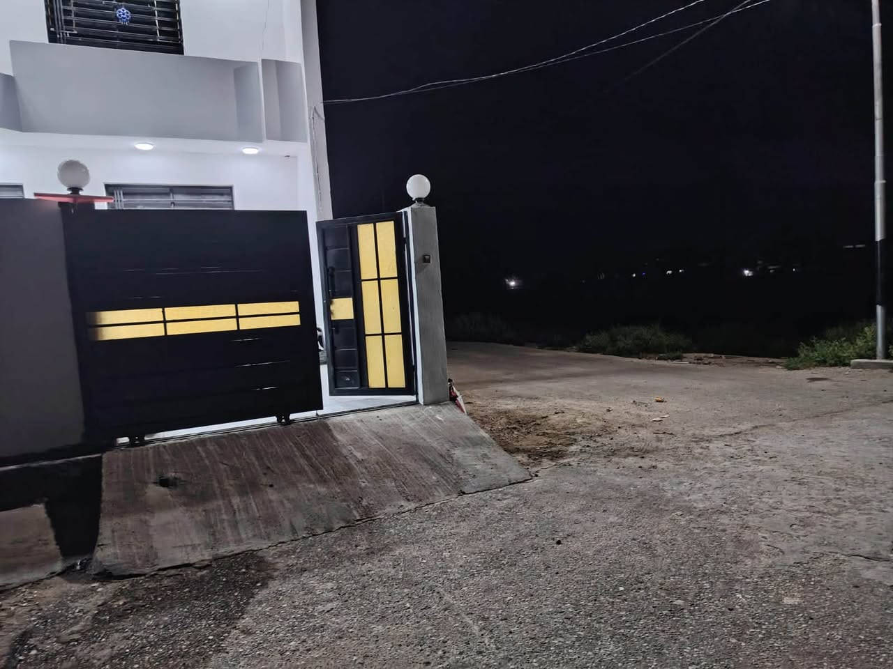 🏡 بيت للبيع في حي رحمان – بناء جديد
📐 المساحة: 200م²
🏠 طابقين – بناء حديث ومتعب عليه من كل النواحي

🔹 الطابق الأول:
• غرفتين
• صالة
• مطبخ
• كندور
• مجمع صحيات

🔹 الطابق الثاني:
• غرفتين نوم
• هول
• مجمع صحيات

✅ كافة الخدمات متوفرة:
⚡ كهرباء | 💧 ماء | 🛣️ تبليط
📏 عرض الشارع 10م

📍 الموقع: حي رحمان، قريب على شارع كربلاء
⭐ موقع كلش مميز ومناسب للسكن العائلي.

📞 اتصال: ***********
📲 واتساب: ***********

