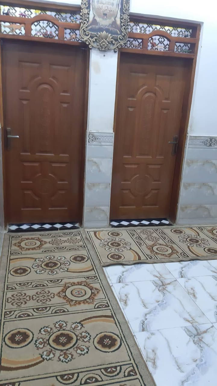 بيت للبيع طابو صرف المساحه 110 طابقين الطابق الأول غرفة نوم مطبخ صاله وصحيات واستقبل الطابق الثاني ثلاث غرف نوم وصاله وصحيات الدرج الطابقين مرمر السطح شتايكر إرتفاع الستاره مترين وربع البيت مطلوب سكان  سعر الكلي مع الاسكان 140 عنوان حي الفداء شارع المدارس قرب مجمع الخيرات  تواصل مع ‏‪***********‬‏
