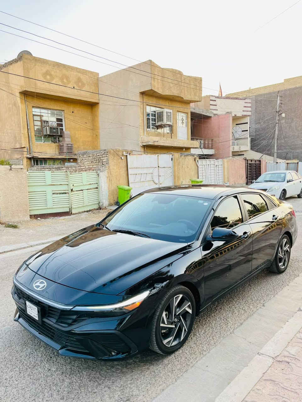 السلام عليكم 
  للبيع فقط اعتذر عن المراوس 
هونداي النترا وارد امريكي موديل 25 السيارة لبيل واحد جاهزة بدون اي نقص .
((حادث السيارة ربع البونيد صبغ ايرباك ستيرن فقط بدون اي دواخل نهائي تبريد كير محرك صدر حدادية شركة شرط ع الفحص)) .
   دخول جديد منفيست باسمي 
مواصفاته 
بصمة تشغيل وبصمة فتح أبواب وتشغيل عن بعد.
محرك دوش المرغوب .
صندوق ذكي .
رادارات أمامي وخلفي وجانبي.
فول تحكم استيرن.
ويلكب كروم .
تحديد مسار وتوقف ذاتي.
لد نهاري لايت زنون.
تبريد بيانو
شاشة كبيرة تدعم كار بلي.
وباقي المواصفات معروفة 
مكان السيارة بغداد قرب هايبر ماركت البياع 
السعر ب 134 وبيه مجال بسيط 
للاستفسار الاتصال على الرقم التالي 
         *********** بغداد, العراق

