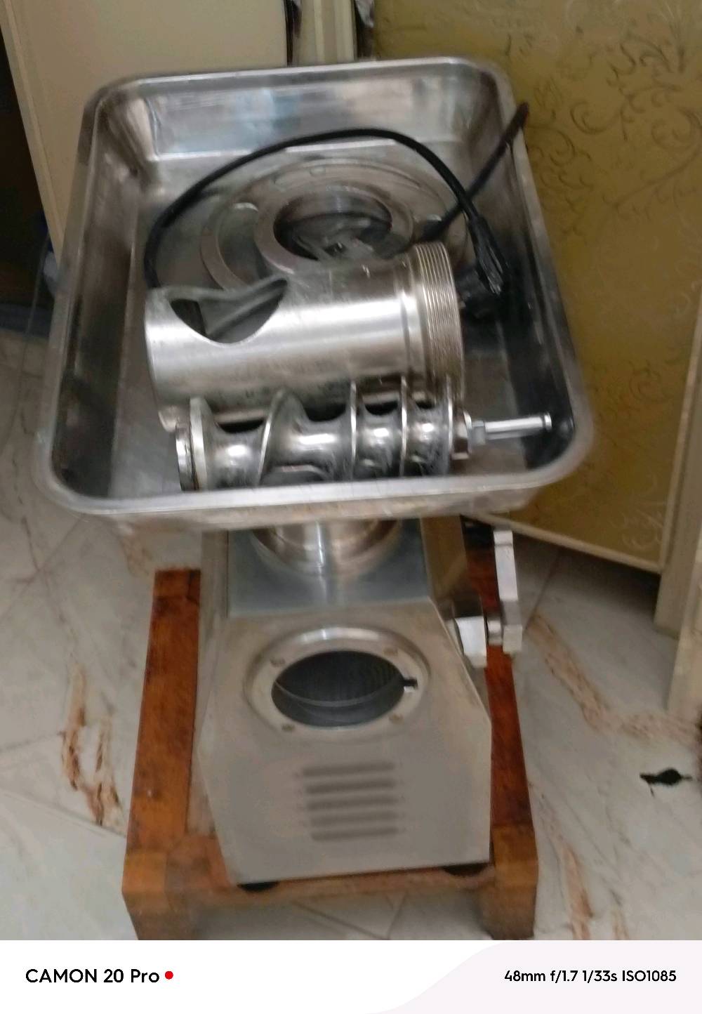 ـ مفرمة  تجارية وصناعية (طراز TK-32)،
هلا بيك، المفرمة TK-32 شكد عليها استخدام تقريباً؟ وبيها أي عطل أو صوت/رجّة؟: 
مابيه ايشي وابد ما داخله صيانه 
تشتغل على شنو بالضبط: 220 لو 380 فولت؟ وهل هي كاملة مع السكاكين/اللولب/الملحقات لو ناقص شي؟: 
كامله 
شنو حالتها من الداخل والخارج: نظيفة ومجربة، لو بيها تصليح بسيط أو قطع مستهلكة؟: 
مابيه شي 
وين موقعك بالضبط؟ وهل متوفر فحص وتشغيل بالمكان قبل الشراء؟: 
نعم مكاني بغداد قرية الانتصار 
السعر شكد تريد بيها؟ وهل تقبلون التفاوض لو السعر نهائي؟: 
35000 وبيه مجال 