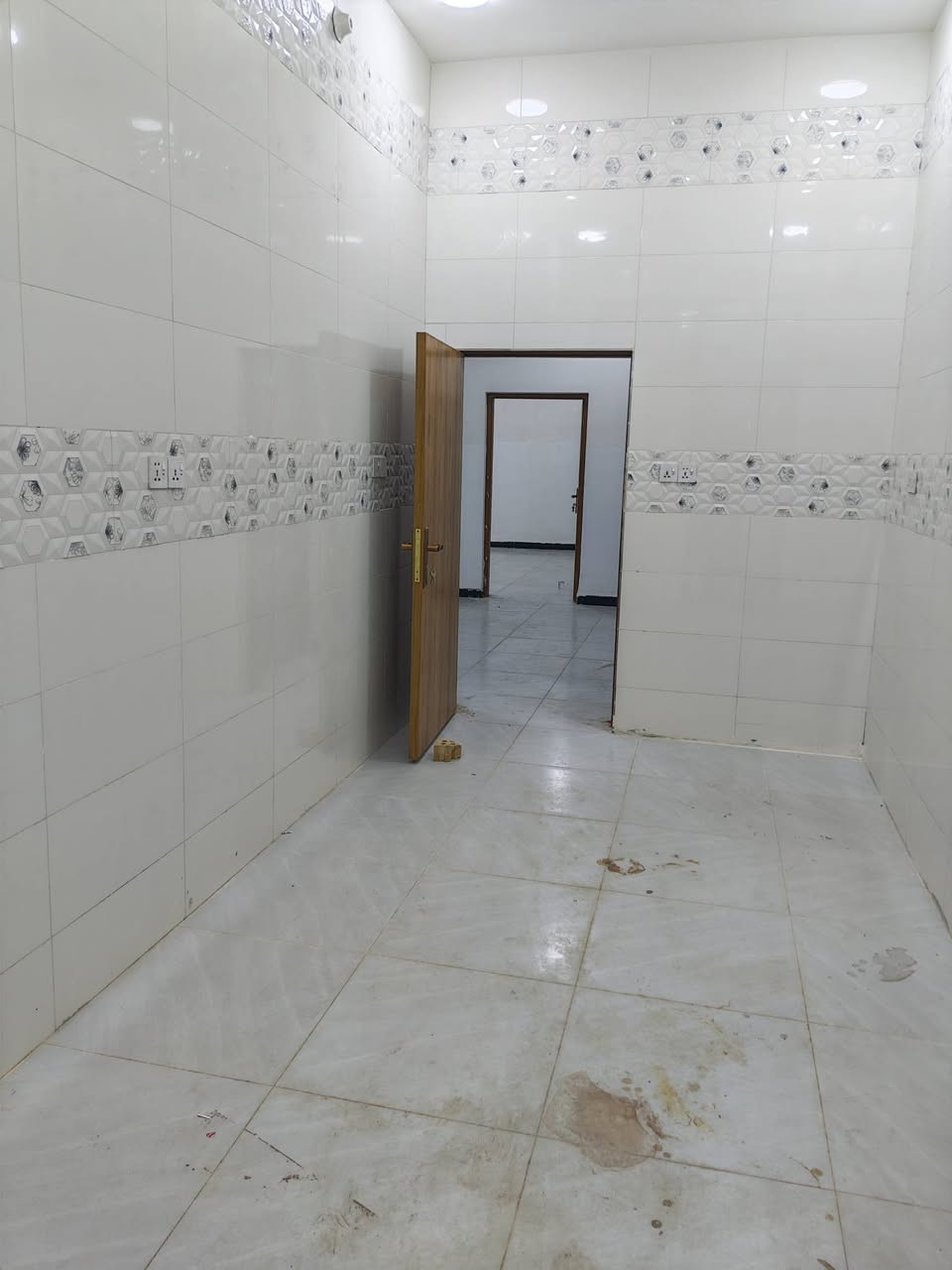 ياالله يوجد شقه طابق ارضي مساحه 125 متر اللايجار تكون غرفتين وصاله ومطبخ وخدمات زيرو سخان ماطور سحب كامله ايجاره 500 قفل موقع الدوره الرواد مقابيل الكليه الهادي الاستفسار ***********
