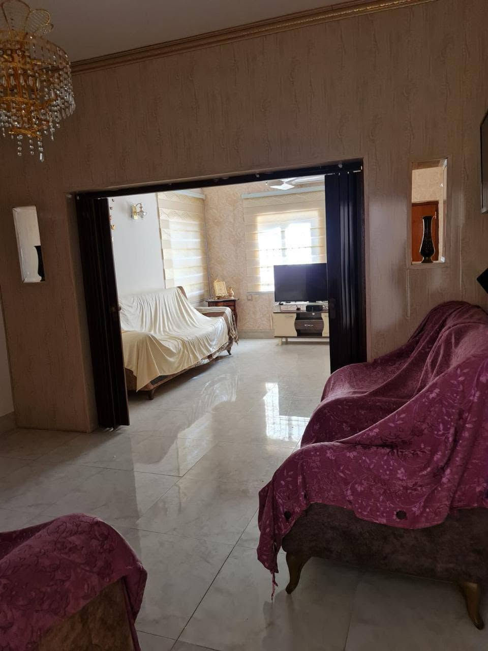 السلام عليكم... بيت طابو للبيع في المقدادية حي المعلمين خلف العماره الصفره وجه على الحديقه العامه المساحه ٣٠٠ متر طابق واحد يحتوي على غرفتين نوم واستقبال وصاله ومطبخ ومجموعة صحيه... البيت بحاله ممتازه وجاهز للسكن كما موضح بالصور.. للاستفسار الاتصال على الرقم *********** واتساب او زياره مكتبنا الواقع في المقدادية حي فلسطين شارع دبي مجاور مطعم انكيدو... مع تحياتي وتقديري للجميع
