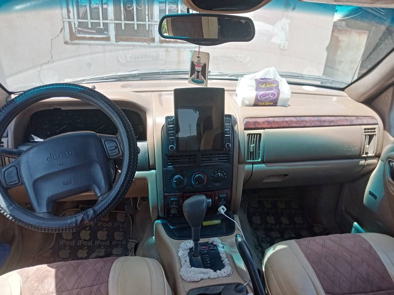جيب شيروكي موديل 2000 كير وحرك بطة 3000 ففتي السعر 60 وبيه مجال يرهم امراوس حسب الغناعه ويرهم مقدمه 25 (***********
