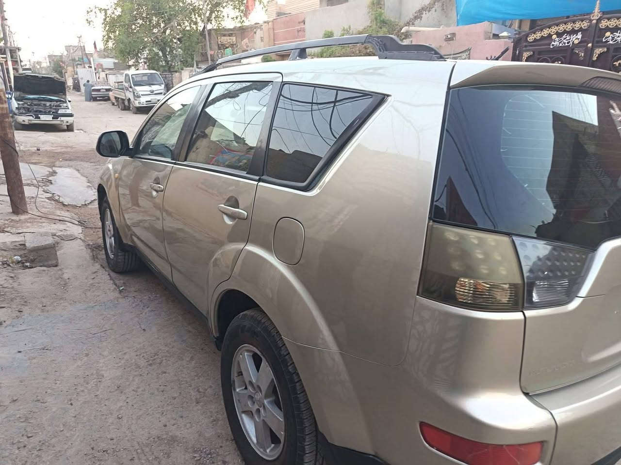 السلام عليكم للبيع ميستوبوشي اوتلاندر ياباني موديل 2009باسمي رقم بغداد تحويل ثاني يووم سياره فول مواصفات تخم تاير كير محرك مكفول تبريد ثلج 
بنو راما بصمه ارضيه جلد تنته مغلفه لايلون حراري سياره مصبوغه حزام جماليه أثر جراد تعرفون هذا الون يجرد سياره حلوه
ترايك للحدود المو شراي لايتعبني 
السعر 75$وبيها مجال
للطيبين المكان بغداد الشعب حي البساتين ***********

