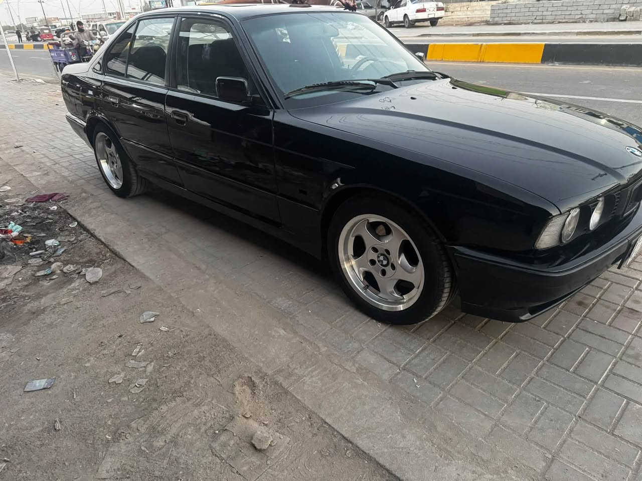 البيع
بي ام حجم 525 

مكينه فانوس 
كير اوتو 
موديل 93
غرفه كلهه جديده السياره جاهزه من كل النواحي 
كهربايات كلهه شغاله تبريد وي السويج 
تخم تاير ويل كب 
مكان السياره البصره القرنه 
السعر 75 
هاتف ***********
