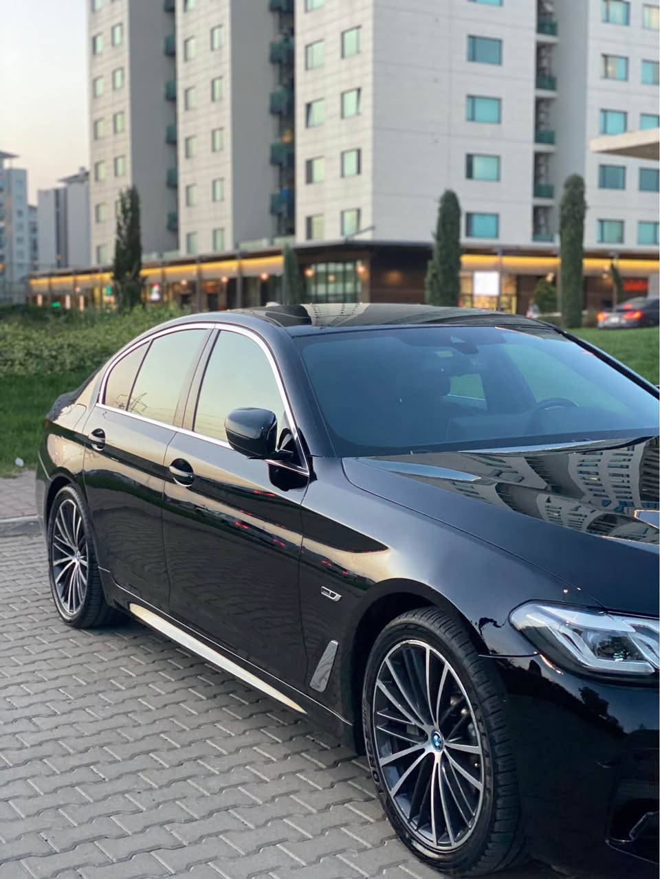 بي ام ٥٣٠e • ٢٠٢٣ • ٤٩٠٠٠ ميل
