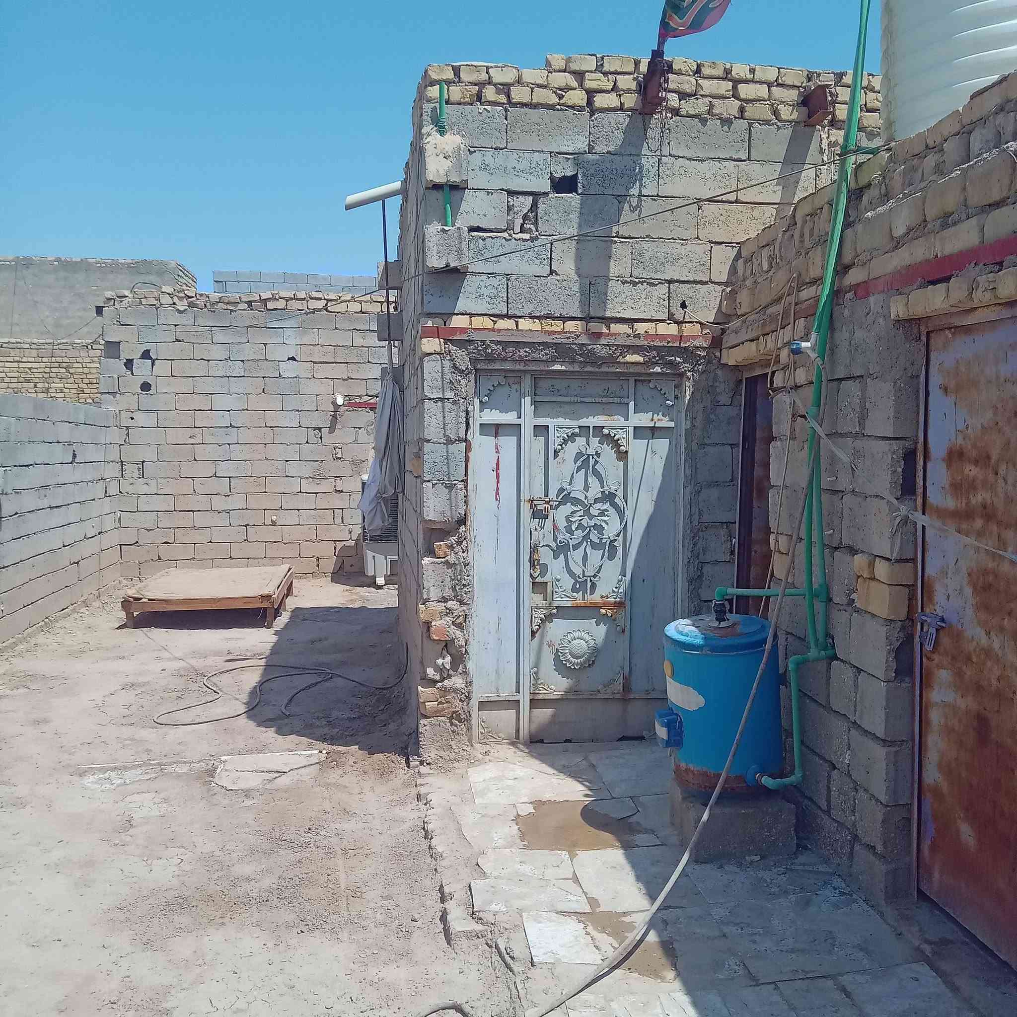 سلام عليكم دار سكن للبيع منطقة ال سيد لطف زراعي مساحة ١٢٠م بناء بلوك عكاده غرفة ومطبخ وصحيات والغرفة الثانيه ما كاملة السعر ٧ مليون وبي مجال استفسار اتصال*********** أو واتساب

