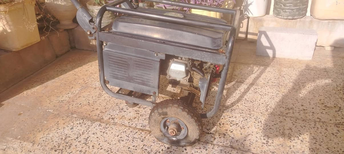 مولدة استرا للبيع
16 امبير 

تحتاج فقط ادامة لانها كانت متروكة 

شغالة 

النظافة مثل

***********
