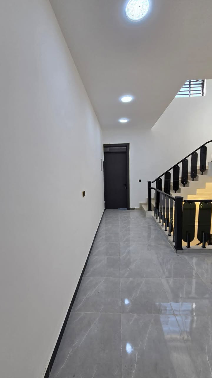 🏡 دار للبيع | حي البنوك – الضباط

🔥 فرصة مميزة لامتلاك دار ديلوكس زيرو وغير مسكون

📐 المساحة: 100 م²
📏 الواجهة: 5 م
📏 النزال: 20 م
🏗️ بناء 2026 – فول درجة أولى
✨ زيرو | غير مسكون | ديلوكس

🔹 تفاصيل الدار:
• مدخلين
• استقبال أنيق
• مطبخ حار وبارد
• 3 غرف نوم ماستر
• تشطيبات راقية وعصرية
• جاهزة للسكن
• حولي خدمات
• موقع مميز جداً

📍 العنوان: حي البنوك – الضباط

💰 السعر: مناسب

📞 للاستفسار والتفاصيل:
***********

🏢 الماس للتطوير العقاري

نص مكتوب في الصور:
- منطقة البنوك الماس للتطوير العقاري متخصصون في عروض منطقة البنوك والمناطق المجاورة لها عروض مميزة لا تفوت الفرصة دور سكنية ايجارات وبيع فرص استثمارية مواقع مميزة خدمات متكاملة أمان وموثوقية *********** تواصل معنا الآن عقارك .. استثمار لمستقبلك