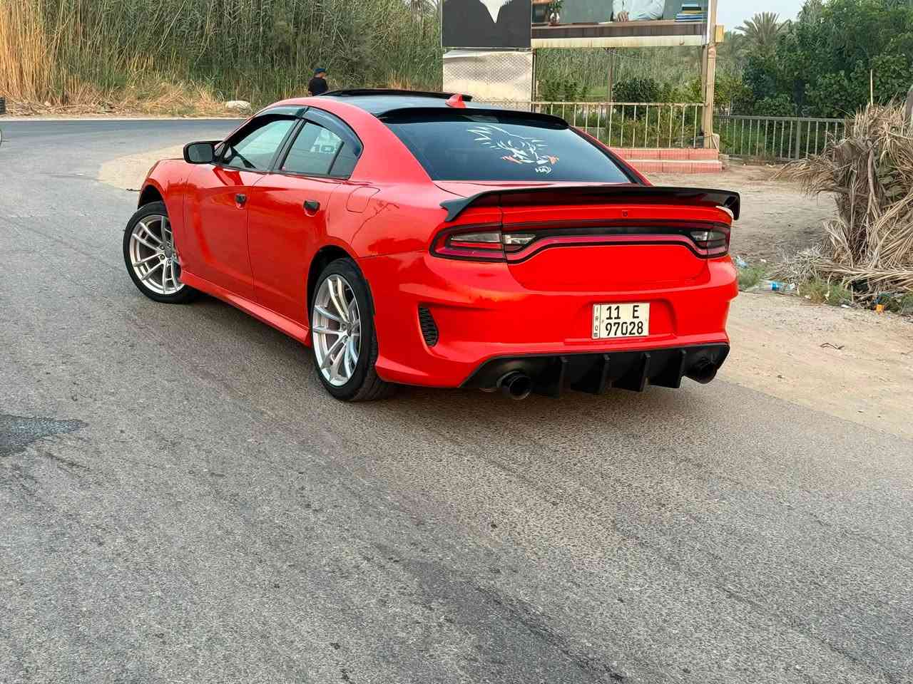 السلام عليكم 
*للبيع أو مراوس*
*دوج جارجر SRT موديل 2021 أصل أصل*

*حالة السيارة:*
- صبغ عام
- معجون بالجاملغات الخلفيات
- تعمير بالتكم
- سيارة كاعدة ومرتبة كلش، شبابية
- كير + مكينة + حدادة + تبريد كله كفالة
- منظومة تبريد جديدة ثلج

*الشغل والمواصفات:*
- مكينة مشدود إلها 5700
- ثلاجة وتفرعات + سكات فجوج + بريمبو
- دبات بورلا + اكس بايب + هدرز
- مبرمجة: فتح فصلة + طلقات + نار
- تستقبل عادي محسن وانسى شي اسمه صرف بانزين
- *الداخل:* نحلة كنتارا، فول مواصفات
- فتحة سقف + كشنات كهرباء
- تبريد كشنات + تدفئة كشنات + تدفئة ستيرن
- وباقي المواصفات المعروفة للـ SRT

*السعر:* 138 ورقة $ وبيها مجال بسيط 
والله بلاش، ما أظن اكو 21 بهالسعر

*المكان:* بابل - الحلة - أبو غرق
*للاستفسار:* ***********
