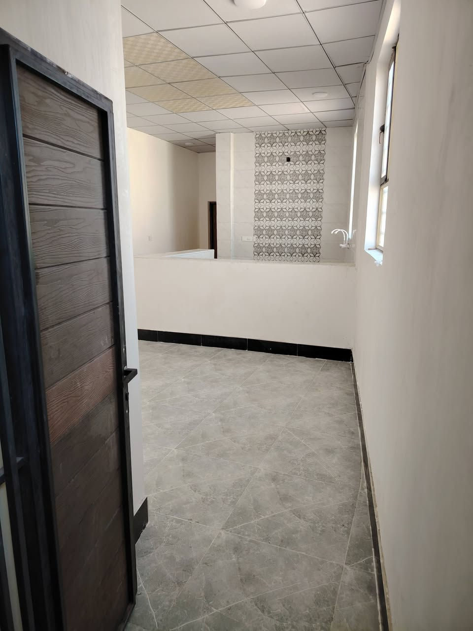 يا الله،،،
شقة للايجار غرفه وهول ومطبخ ومجمع صحيات أرضيه بورسلين سقف ثانوي ويحتوي على سخان ماطور ماء تانكي
المكان القشله قرب مدرسة شيخ ياسين 
للاستفسار ***********
