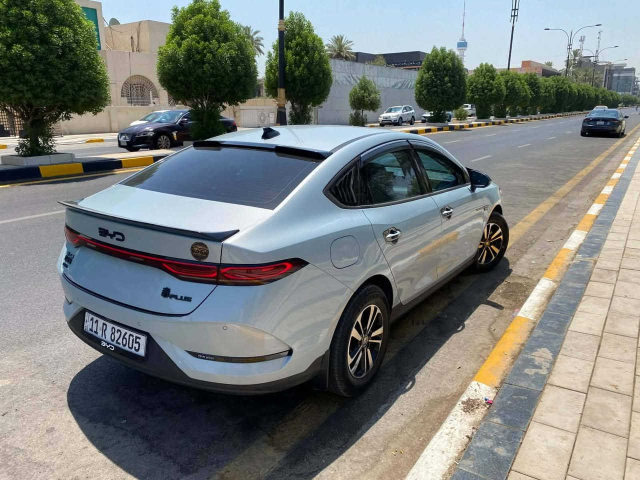 ‏Byd Qin plus 2025
‏
‏لون مميز ويل كروم  
‏
‏ماشية 28 الف كيلو فقط 
‏
‏السيارة مصروف عليها مثل 
‏
‏1-طخم سبيسرات 
‏2-انارة تسلا داخلي 
‏3-سستم كاربون فايبر داخلي كامل 
‏4-لدات دعاميات امامي خلفي 
‏5-عليها عازل حراري و تضليل كامل 
‏6-دواسات 4 بيبان و صندوك 
‏7-الشباك الامامي عليه حماية كاملة
‏8-شاشة دودو لانشر 26 اخر تحديث
‏9-شعار جاملغ امامي متصل بلباب 
‏10-بنيد جكات 
‏11-مطريات 
‏12-مري 
‏13-يدات 
‏14-واقيات طين 
‏15-حاجب لد امامي 
‏16-علامات سود
‏17- سبايدر صندوك
‏18-سبايدر جامة خلفية 
‏19-زعنفة قمارة 
‏20-ارضيات حوضية 
‏21-فرشة صندوك
‏22-سكوبات مثلثات خلفية
‏23-فرشة دشبول خلفي 
24-شاحنة 8 امبير بلادية 
‏25-داش كام الي يريده سعرة خارج عن سعر السيارة وحد
‏
‏كفالة من الفتح و الصبغ و البارد
‏
‏السعر 21200 قفل حلالي يمي و فلوسك يمك 
‏ارفع المنشور بكلمة طيبة و انشالله تركبون اغاتها 
‏
‏مكاني بغداد الغزالية 
‏***********

نص مكتوب في الصور:
- هسا يجيني كذاك الواحد يصيح حلوة 😂