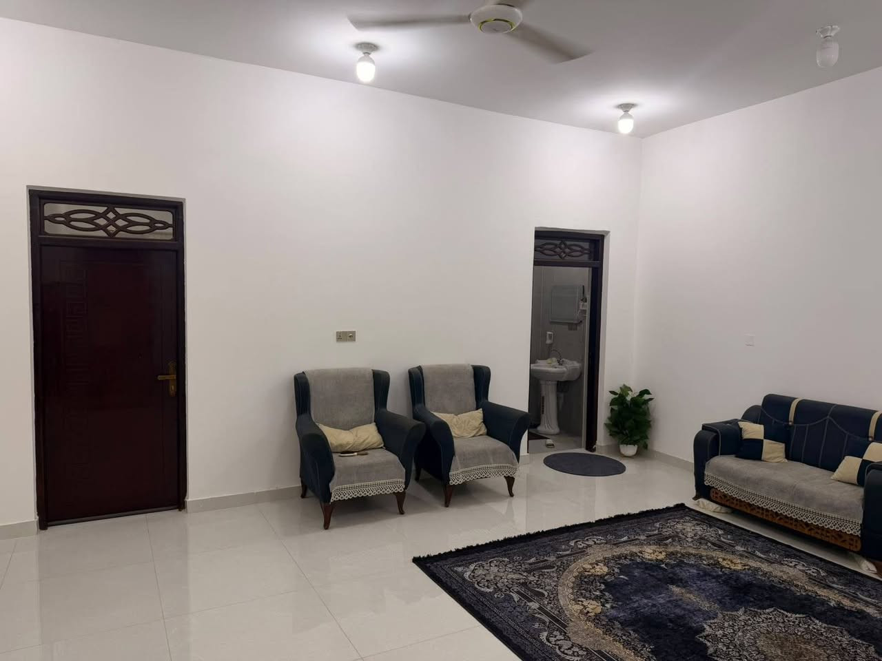 بيت زراعي للبيع بخنيطلة قرب حسينية الابرار المساحة ٢٠٠م يحتوي على غرفتين وصاله واستقبال وصحيات داخلية وخارجية كافة الخدمات موجودة قريب على المدارس ثاني بيت عن التبليط 
السعر ١٢٠ وبيه مجال للاستفسار الاتصال على ***********
