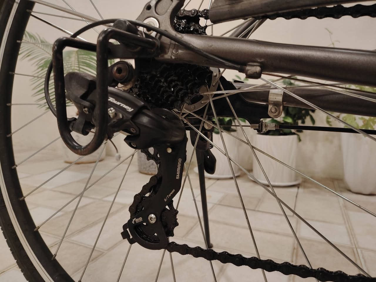 🚴‍♂️ بايسكل ياباني أصلي موديل (BIZ × NEO) – نظافة توب 🌟
للبيع دراجة هوائية يابانية أصلية بمواصفات عالية ونظافة ممتازة 
📌 المواصفات:
الهيكل (Frame): ألومنيوم/حديد خفيف متين جداً بلون رصاصي مميز (Gunmetal)، مريح جداً بالركوب وخالي من العيوب.
المنظومة والسرعات: كير Shimano Tourney أصلي 21 سرعة (3 قدامي \times 7 خلفي)، تحويل سريع وسلس مع مقبض Shimano RevoShift ونظام طقات SIS Index.
الإطارات : حجم 28 (700 \times 37C)، تاير محيطي هجين وسريع جداً للمدينة ينطي ثبات ممتاز وراحة بالطريق.
الإضاءة والكهرباء: هب أمامي ياباني أصلي Shimano Nexus (دينامو داخلي بالبوشة الأمامية) ينطي إضاءة للمصباح الأمامي بدون ما يثقل الحركة.
الملحقات الإضافية: غطاء سلسلة شفاف بلاد (Chain Guard)، جرس كلاسيكي ، مقابض فرامل PROMAX، ومقعد مرن ومريح.
الأصالة: يحتوي على ملصق الفحص والأصالة الياباني الرسمي (BBA/JISA).
دعاميات حماية : مزود بدعاميات طين ومي أمامية وخلفية لحماية الملابس أثناء الركوب.
🧼 حالة الدراجة:
الدراجة نظيفة وكاملة وما تحتاج تصرف عليها اي شي
السعر المطلوب: 190,000 دينار عراقي (بيها مجال بسيط للشراي)
المكان: [حي الحدباء]
للتواصل: [خاص او المراسلة على الرقم ***********]
