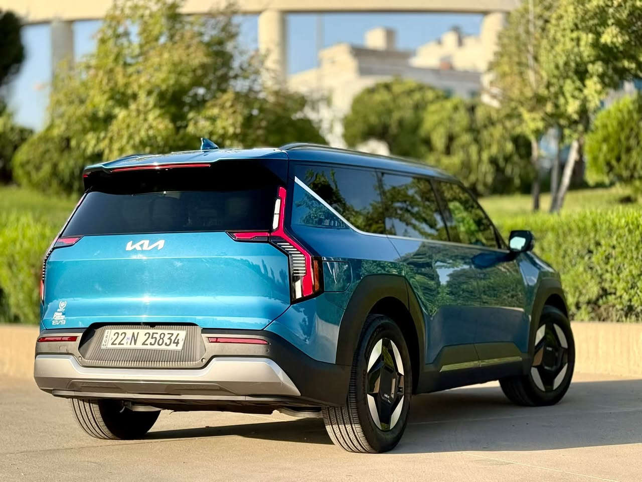 🚙 للبيع | Kia EV9 AWD كهربائية ⚡

Kia EV9 AWD 2024
فخامة، حجم عائلي كبير، وأداء كهربائي قوي مع دفع رباعي.

🔹 اللون: أزرق
🔹 الممشى: 6,684 ميل فقط
🔹 سنة الصنع: 2024
🔹 المحرك: كهربائي بالكامل ⚡
🔹 البطارية: 99.8 kWh
🔹 القوة: حوالي 379 حصان
🔹 الدفع: AWD دفع رباعي
🔹 مدى شحن يصل إلى 550 كم
🔹 3 صفوف / 7 مقاعد

⭐ المواصفات:
✔️ محركان كهربائيان Dual Motor
✔️ دفع رباعي AWD
✔️ بطارية كبيرة 99.8 kWh
✔️ عزم يصل إلى حوالي 700 Nm
✔️ شحن سريع 800V
✔️ فتحة سقف
✔️ شاشة داخلية كبيرة
✔️ أنظمة أمان ومساعدة متطورة
✔️ كاميرات وحساسات
✔️ مثبت سرعة متكيف
✔️ نظام المحافظة على المسار
✔️ تشغيل بصمة
✔️ والعديد من الإضافات الأخرى

🔧 حالة السيارة:

✅ السيارة بدون صبغ (جاملغ أمامي يمين مبدل نفس الون فقط )
✅ جميع الأيرباكات أصلية 

🔑 رقم الشاصي:
KNDAFFS53R6045930

💰 السعر: $26000 
💬 قابل للتفاوض بعد المعاينة

📍 الموقع: أربيل

📞 للاستفسار والتواصل:
***********
واتساب / اتصال / فايبر
