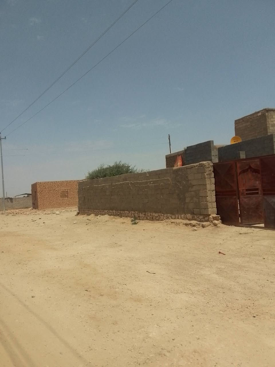 السلام عليكم اخوان يوجد بيت للبيع حي الامين المساحه مالته 500 متر بغرفه دايسه شويه مي وكهرباء موجودات مولد موجود بالبيت ركن على شارع 8 امتار والثاني 6 امتار وقريب الديوان الجغايفه ***********
