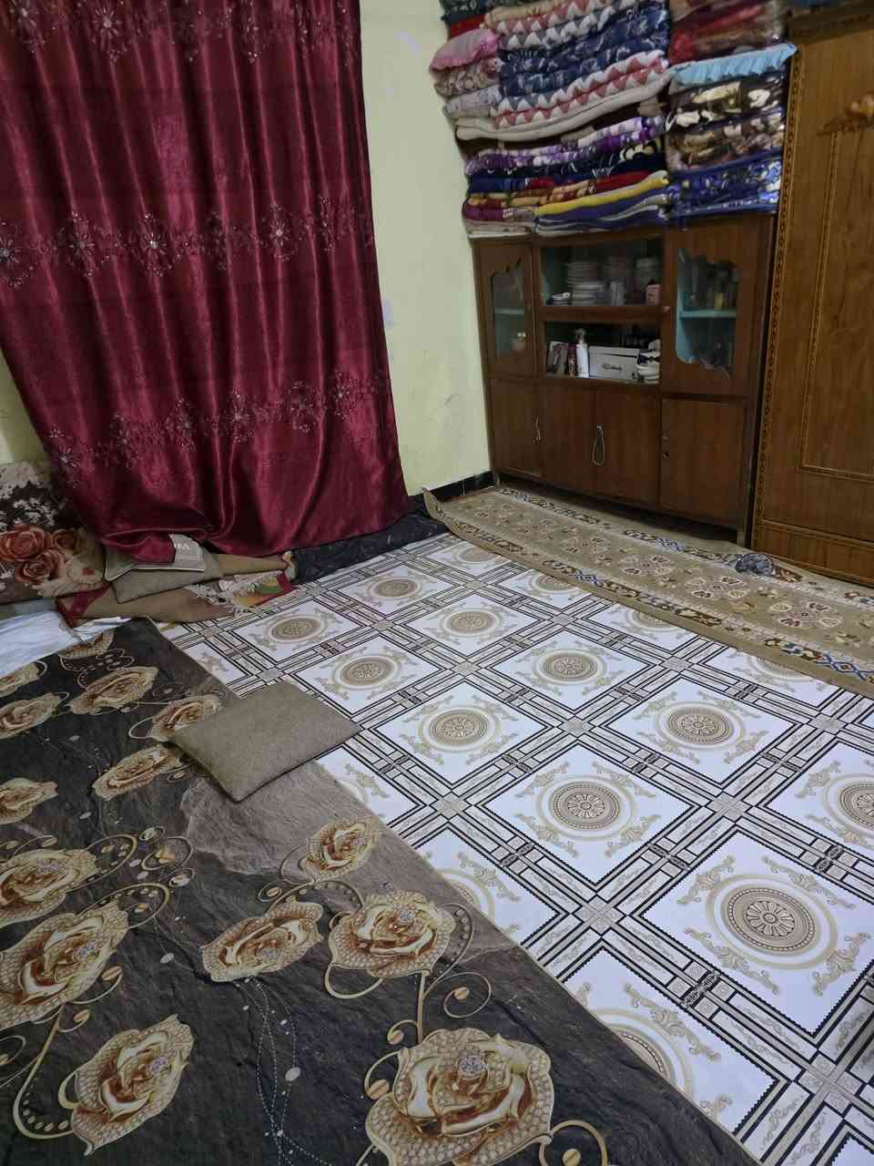السلام عليكم بيت زراعي للبيع مساحه ١٠٠م
تفاصيل البيت غرف ١+ صاله + مطبخ + ديوانيه + صحيات 
المكان سوق الشيوخ حي العسكري شارع الإطفاء قرب شارع الإمام علي 
السعر ٢٤ مليون وبي مجال قليل 
للاستفسار *********** واتساب ***********
