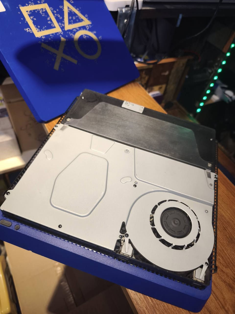 PS4 SLIM 1TB USED LIMITED EDITION 
بلي4 سلم بالة مستعمل نسخة خاصة ..
الجهاز قطعة مميزة نظافة فوول،ذاكرة الجهاز الداخلية 1TB
تحديث النظام 12.00 ،الجهاز قابل للتعديل ..
ملحقات الجهاز جوستك اصلي مع الكيبلات والكارتون الأصلية ..
للطلب والاستفسار الاتصال بالأرقام التالية:-
***********/واتساب 
***********/واتساب
او مراجعة مكتبنا الكائن في بغداد شارع الصناعة مجمع النعمان التجاري الطابق الأول ..
متوفر خدمة توصيل بغداد وجميع المحافظات .

نص مكتوب في الصور:
- PlayStation 4 Limited Edition PLAY IN GOLD Iconic Design. Legendary Play. DAYS OF PLAY LIMITED EDITION Exclusive blue-and-gold design. 1TB STORAGE Space for your game library. HDR HDR GAMING Rich color and vivid detail. DUALSHOCK 4 Precision in every move. PLAY HAS NO LIMITS. OWN THE ICON.