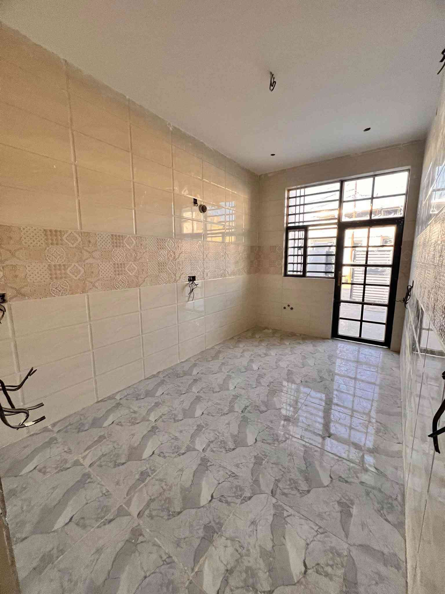 أكيد، هذه صياغة أقوى ومناسبة لإعلان فيسبوك:
🏡 بيت للبيع – فرصة مميزة

📍 الموقع: بداية الموظفين
📐 المساحة: 185 متر
🏠 جديد بالكامل – بناء 2026
🧱 بناء طابوك وتنفيذ ممتاز

✨ يتكون من:
• غرفتي نوم
• استقبال
• صالة
• مطبخ
• كراج سيارة
• حديقة
• طابق واحد بتوزيع عملي ومريح

⭐ بيت جديد، مرتب، وتشطيب ممتاز وجاهز للسكن

📞 للاستفسار ومعرفة السعر:
زيارة مكتب الخالدي للعقار – بداية الموظفين
📍 مجاور المدرسة الأهلية
📱 ***********
