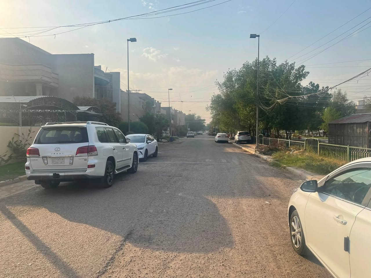 للبيع قطعة ارض مقابل الحديقه  بصف الركن صفحة الركن مبيوعه تباع بالكامل او تقطيع المساحه 116 متر الواجهه 9 والنزال 12،88 الموقع شارع فلسطين المستنصريه محله 504 خلف نادي التركمان مقابل الحديقه قريبه عالشارع العام للاتصال *********** او *********** شركة الخيمه للعقار
