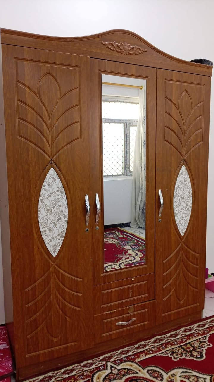 ياالله اغراض بيت كلش نظيفات ستعمال قليل. كنتور. جديد وجربايه جربايه ماشدينه عدل. نظيفه كلش سعره 150 الف البيع مستعجل. عنوان الصياغ. قرب مدرسه انكيدو.  رقم ***********
