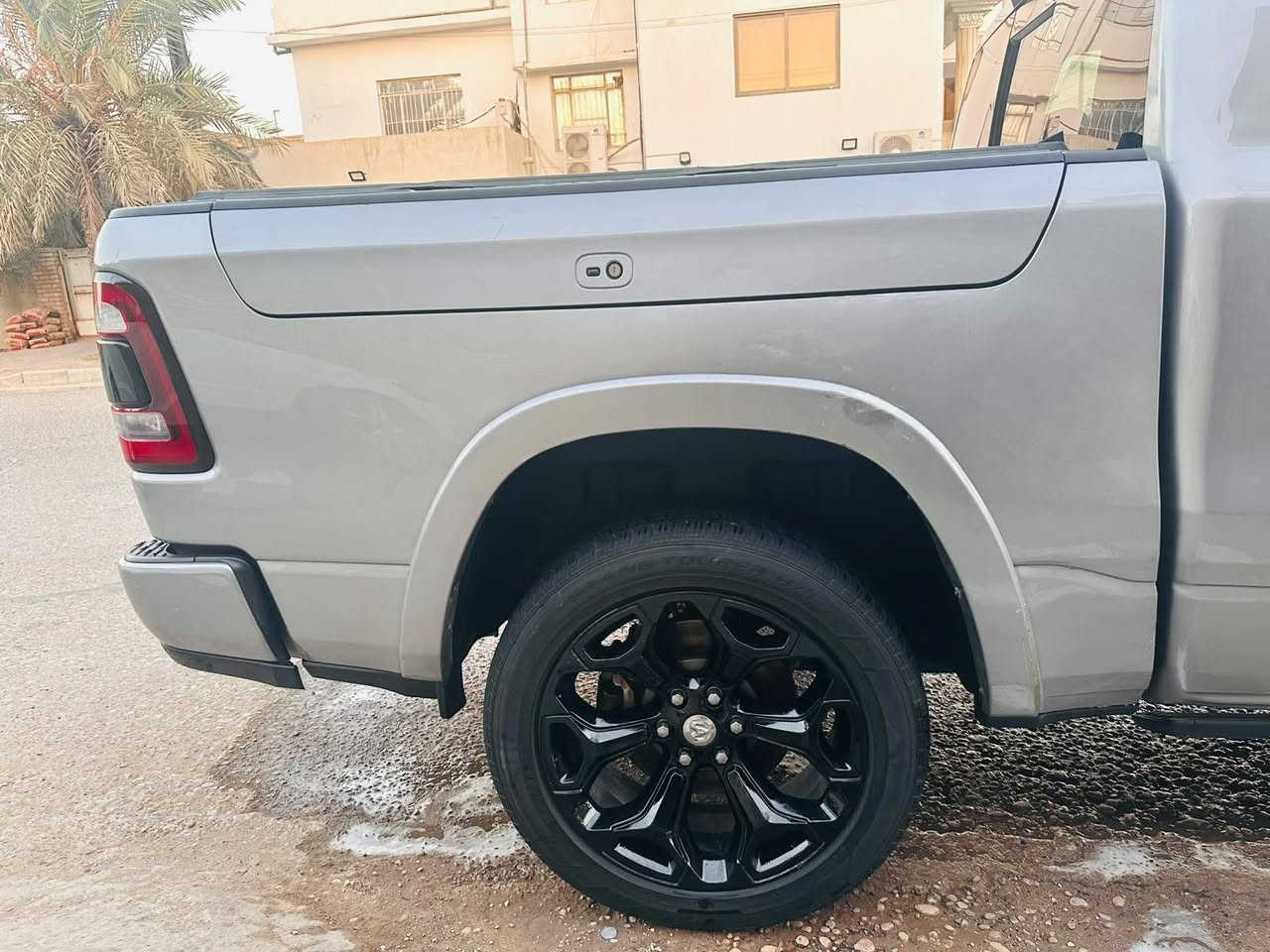 رام لمتد موديل 22
فول الفول مواصفاتها جكات تعله وتنصه بامنوراما داتوشو شاشه كبيره رام بوكس وباب البدي قطعتين رادار جانبي وتوقف ذاتي واوتو بارك  و6كامرات دوس كهرباء وكشنات تبريد وتدفئه امامي وخلفي استيرن تدفئه ومطعم بصاج وسستم صوت هارمن كاردن وهواي مواصفات يطول شرحهن ماشيه 138 
حادثها سرقه ومرجعه نفس غراضها يعني كلين  وصار بيها حادث بلعراق باب الخلفي نصبغ وربع الجاملغ الخلفي بارد وجراد ربع البنيد والتكمه مرشوشات كلير بدون اي حادث و ارباك 
مسويلها صيانه كامله من حداده ومبدل جوبلسات اصليه ومبدل منضومة كامله بانزين يعني مابيها اي كلوب مشتعل كامله من كلشي اي نقص مابيها
سعرها 28 مناسب جدا قياسا بنضافتها 
مكاني ميسان مركز المدينه
***********
