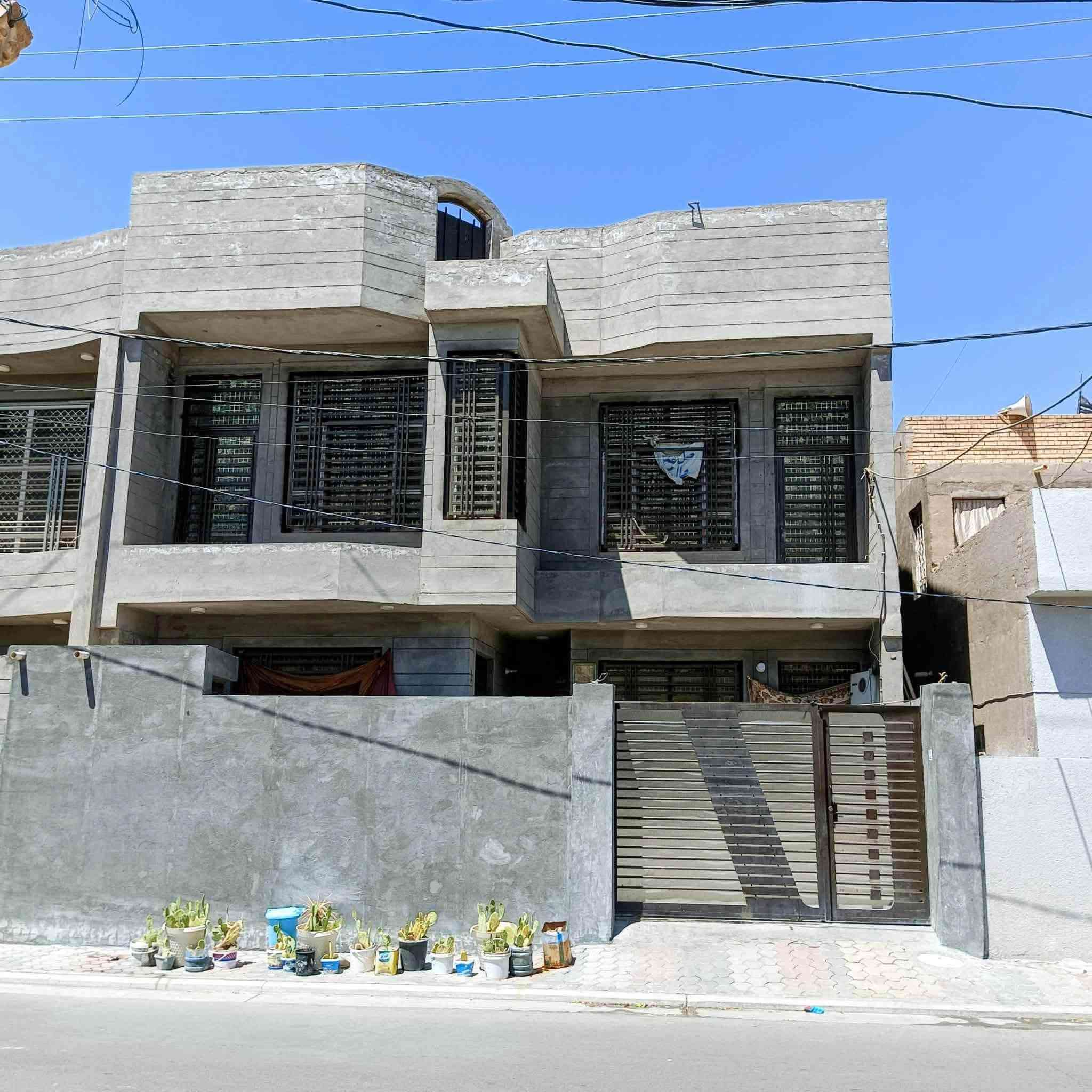 بيت للبيع (حي الرياض) خلف البريد بناء درجه أولى مساحه ٢٠٠م ١٠x٢٠ اساس رفت
استقبال مطبخ صاله كبيره صاله صغيره 

ثنين غرف نوم منورين ومجمع صحيات 

الطابق الثاني 2 غرف نوم وصاله ومجمع صحيات.ملاحظة الطابق الثاني بي نواقصه  بسيطة محجر وابياض فقط. للتواصل *********** بي وتس أب.
