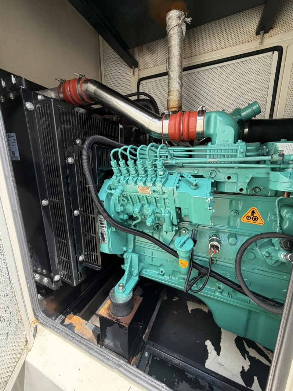 ⚡ الاعتمادية والقوة العالمية.. مولد كامنز (Cummins) 150 kVA! ⚡
احصل على أقصى درجات الاستقرار الكهربائي لمشروعك مع المولد الأشهر والأقوى عالمياً. تم تصميم مولدات كامنز للعمل الشاق والمستمر وتحمل أصعب الظروف البيئية.
أبرز المميزات والمواصفات:
 المحرك: محرك كامنز (Cummins) أصلي يتميز بعمر افتراضي طويل وكفاءة ممتازة.
 الأداء: استجابة سريعة للأحمال العالية مع استقرار تام في الفولتية والتردد.
 اقتصاد الوقود: نظام حقن متطور يضمن استهلاكاً اقتصادياً للديزل.
 الكابينة والعزل: عازل صوت متين وشديد الهدوء مقاوم للحرارة والأتربة.
 التوفر: توفر قطع الغيار وسهولة الصيانة في جميع الأسواق.
📍 المجالات المثالية: المستشفيات، المعامل والمصانع، والمجمعات السكنية والتجارية.
📞 للتواصل والاستفسار: 

***********

📍 الموقع: كراج الأخوين
