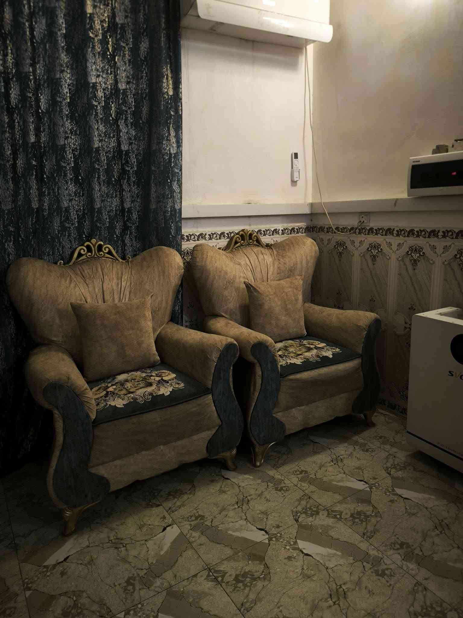 كامنتر سعره 250 بي مجال/ غرفه نوم ما بيها دوشك سعرها 350 وبيها مجال/تخم الجوزي سعره 600 وبي مجال/تخم رصاصي 3 قطع المقاعد 5 سعره 175/دوه ابو دشير ||*********** اتصال بس وتساب
