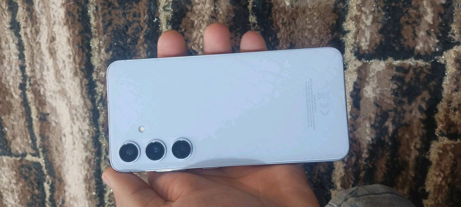 سامسونج اس 24 • ٢٥٦ • شخط بالشاشة