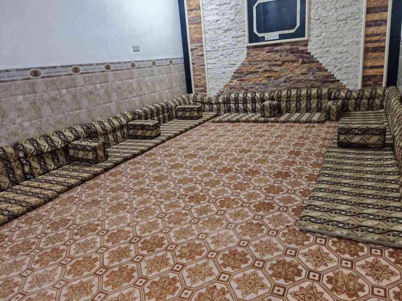 ديوان ارضي طوله بعرض 12متر
12مسند 6تكيات 6دواشك

نضيف مستعمل
ب120وبي مجال
رقم صاحب الديوان ***********
