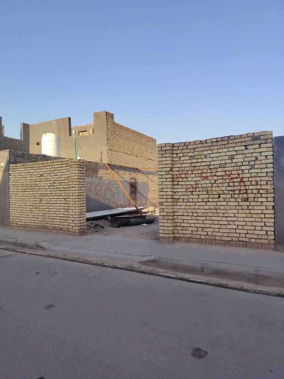 سلام عليكم قطعه للبيع مكان حي زهراء مسجله بل بلديه واصلها كافه خدمات بسعر مناسب للاستفسار ***********
