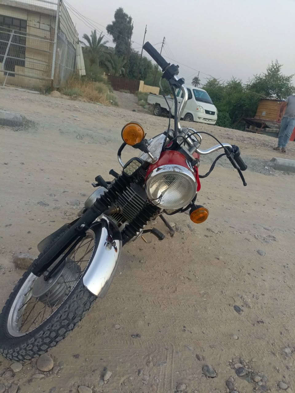 السلام عليكم للبيع MZ موديل 81 حجم المحرك 301cc محرك كير كله شرط ماطور جديد كهربائيات كله شغاله تايرات جدد السعر 700 وبي مجال ***********
