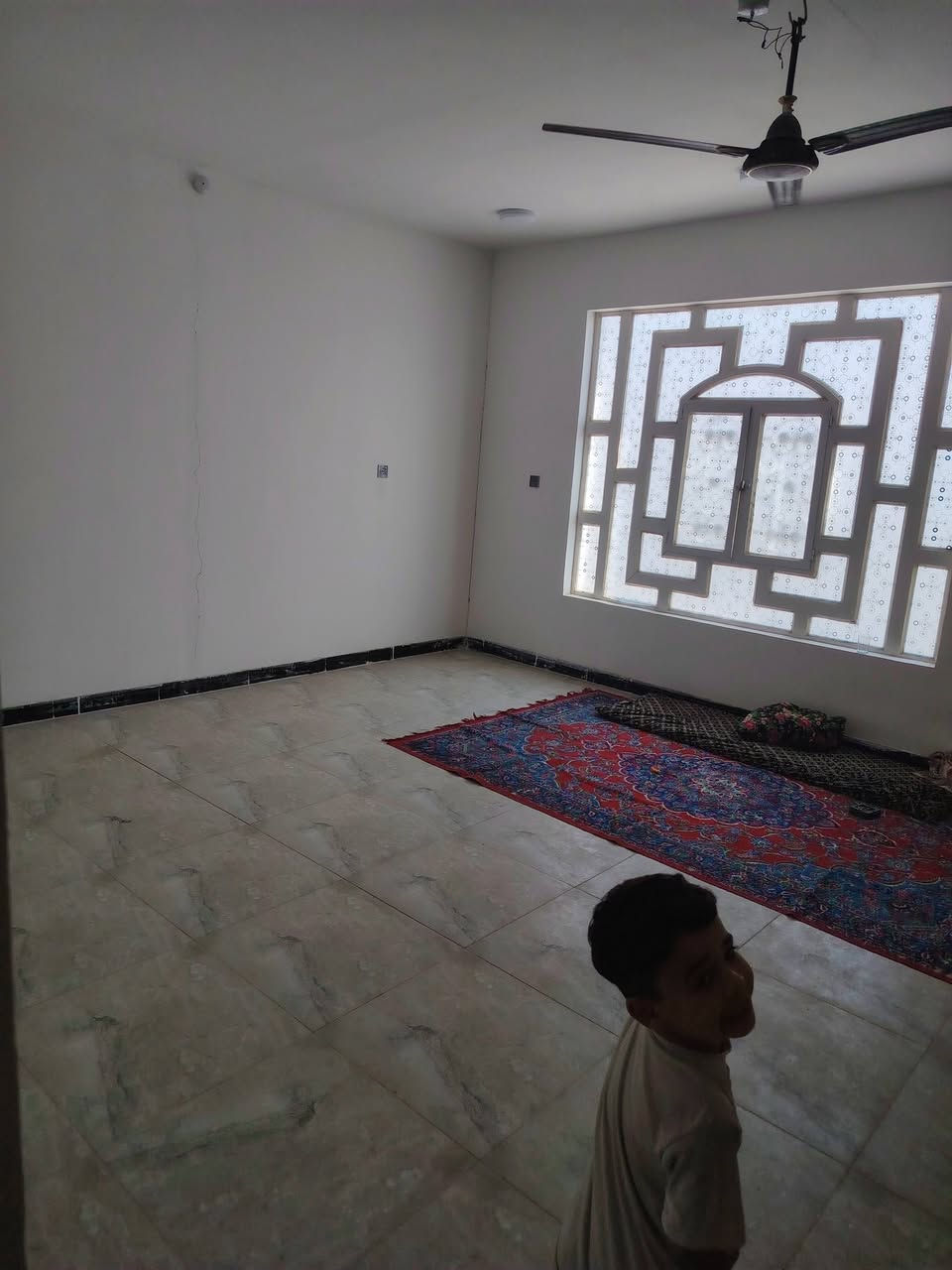 بيت للبيع مساحه 150 م طابقين بناء طابوق والطابق الثاني ثرمستون يحتوي ع اربع غرف نوم واستقبال و3 حمامات و2 صاله و2 مطبخ واحد جوه واحد فوك  العنوان حي الرحمه الشارع المقرنص العريض الي قريب ع المعارض رقم الهاتف ***********  السعر 100 وبيه مجال بناء جديد سنه 2026 نضافه 100ب 100 البيت جديد صار 3 أشهر ع السكن
