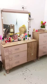 مرحبًا غرفة نوم تركية للبيع6 قطع نضيفه بس ضرر أثر حرق فوگ الكنتور موضح...
