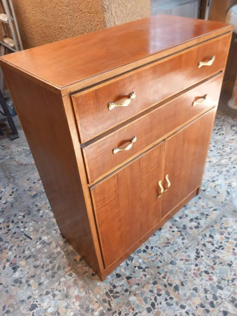 ميز  مجرات العرض ٨٥ سم العمق٤١ سم الارتفاع  متر و٣ سم السعر ب  ١٠٠ وبي مجالالعنوان بغداد الكرخ تقاطع درويش البياع شارع البداله الانتصارسوق اميمه فرع مجمع الرازي ع اليمنه منتصف شارع ع اليسرى خلف مي اور
***********
*********** بغداد, العراق
