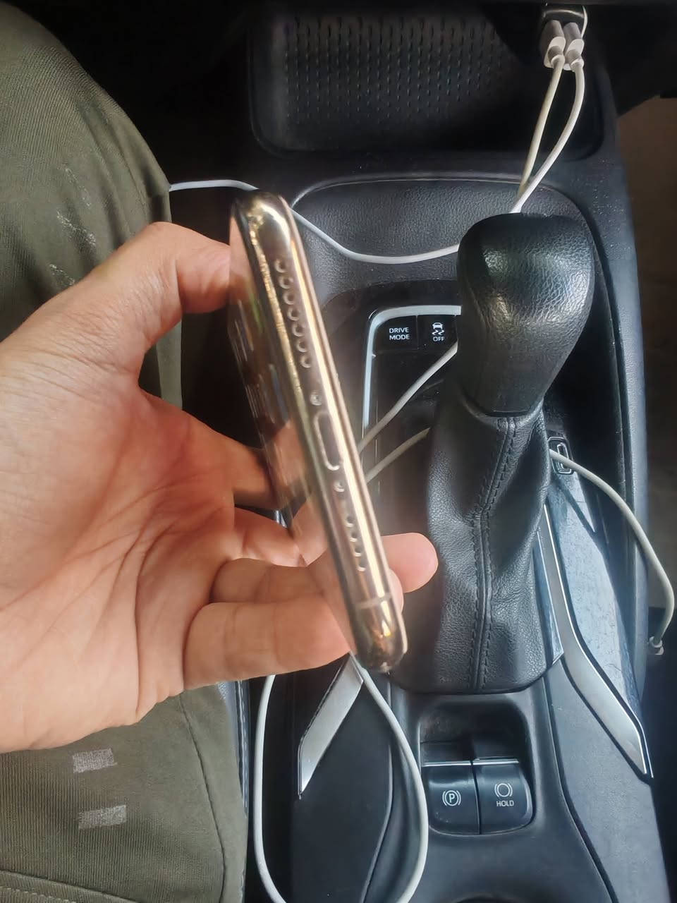السلام عليكم ، تلفون ايفون اكس اس ماكس x s max ذاكره 256 اللون ذهبي بطاريه 100 مبدله وبصمة الوجه عطلانه والكامره الخلفية شغاله بس بيها اهتزاز بسيط سعره 165 الف  وبي مجال بسيط او مراوس بسامسونك رقمي *********** متواجد واتساب و متواجد خاص مكاني بغداد البياع حي التراث قرب تقاطع الدرويش.
السعر 165 الف وبي مجال بسيط

نص مكتوب في الصور:
- ٤:٣٧
- حول
- القطع والخدمة
- تجمع Apple سجل تاريخ القطع والخدمة، ويعرض السجل معلومات عن هذا الـ iPhone وحالته وتفاصيل إصلاحه. معرفة المزيد...
- سجل تاريخ الخدمة
- البطارية
- غير معروف
- بصمة الوجه
- مشكلة
- حالة البطارية والشحن
- رسالة مهمة حول البطارية
- غير قادر على التحقق من أن هذا ال iPhone يحتوي على بطارية أصلية من Apple. قد لا تكون التفاصيل الواردة من هذه البطارية دقيقة.
- لمعرف المزيد
- الحد الأقصى للقدرة
- ١٠٠٪
- هذا قياس لقدرة البطارية مقارنة بقدرتها عندما كانت جديدة. قد تتسبب القدرة المنخفضة بتقليل ساعات الاستخدام بين عملية الشحن والأخرى.
- أقصى قدرة للأداء
- ال iPhone غير قادر على تحديد عمر البطارية.
- شحن البطارية المحسن
- للحد من استنزاف عمر البطارية، يتعلم ال iPhone من عادات الشحن اليومية، بحيث ينتظر ولا يتجاوز ٨٠٪ حتى يحين موعد حاجتك إلى استخدامه.
