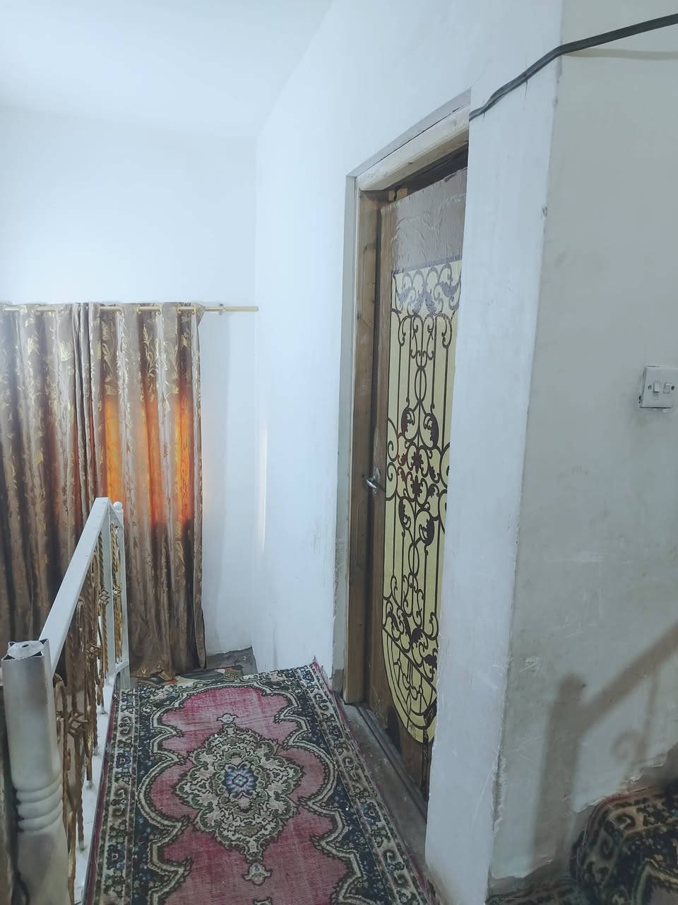 بيت للبيع مساحه 120 متر قرب مستشفى الساهرون شارع أبو ثائر  قاطين يتكون من ثلاث غرف نوم وصاله عدد 2 استقبال ومطبخ ومناور عدد 2 صحيات خارجيه حمام داخلي مجاري تبليط كهرباء  *********** بي واتساب
