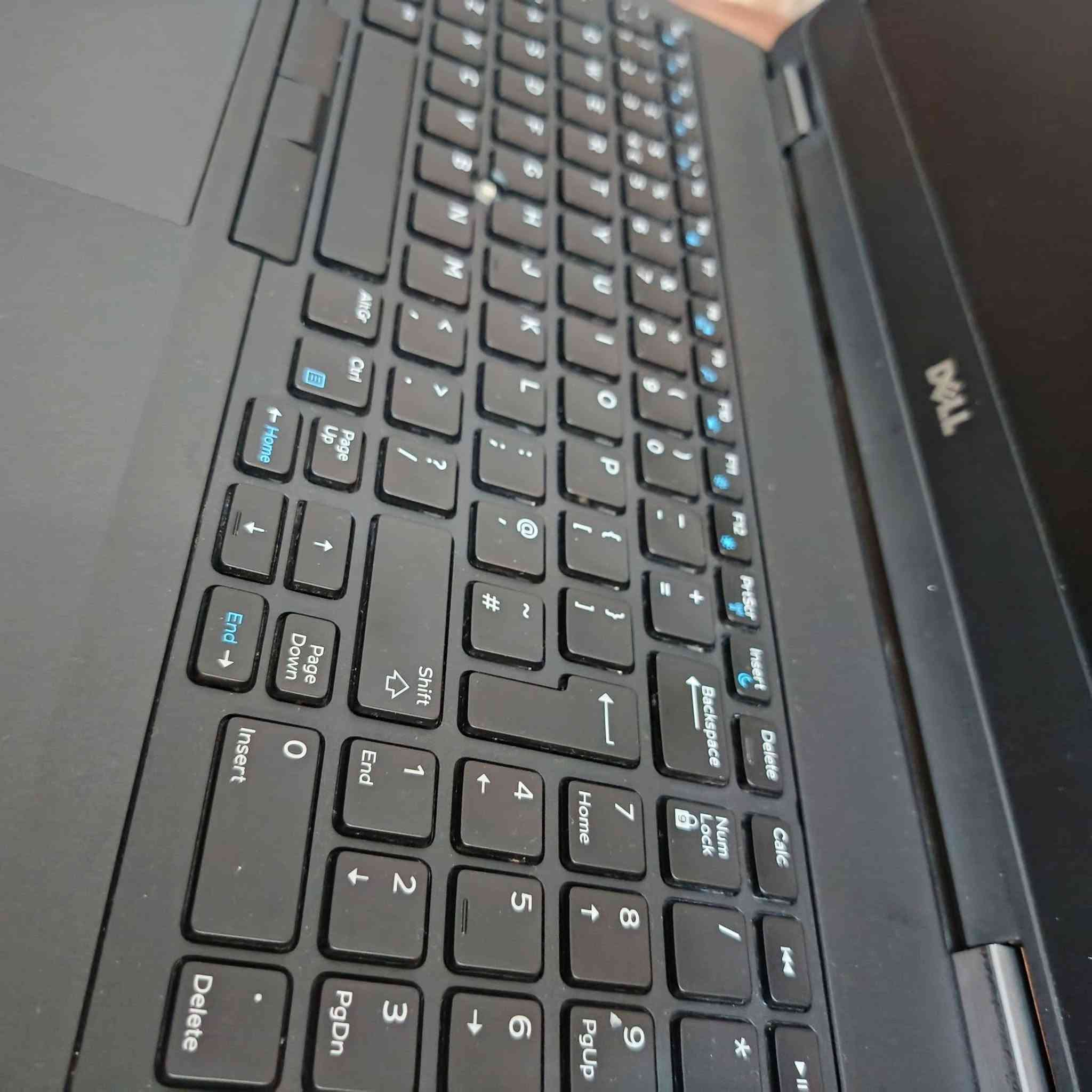 ديل E5570 • i5-6300U • 15.6 بوصة FHD