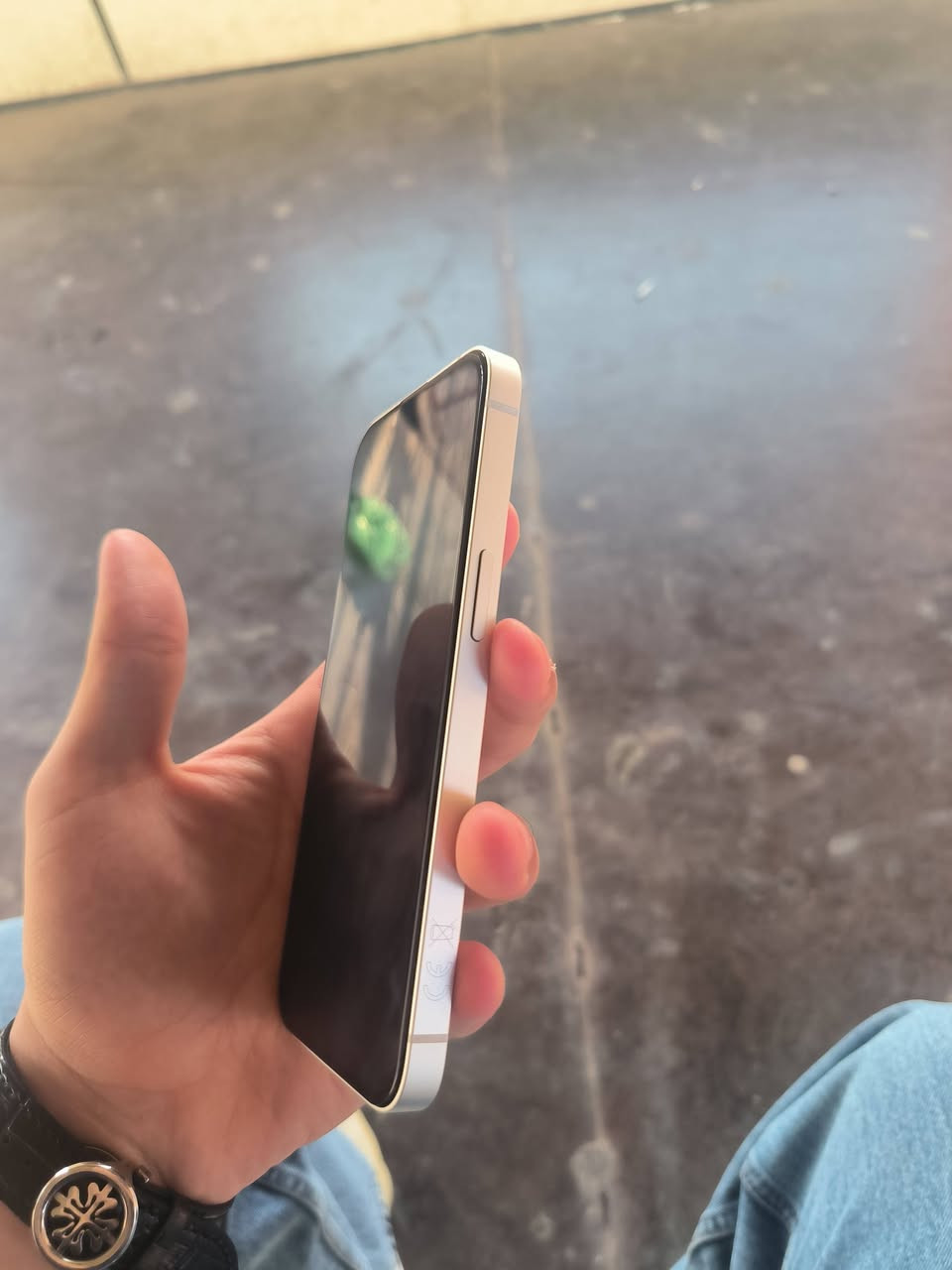 ايفون 13 عادي لون ابيض.
تك سيم كارد مساحة 128GB .
بطارية ممرفوع ولا مبدل عمر البطارية 91.
جهاز جديد شرط اصلي نضيف مامرفوع يجي وي الكارتون والكيبل .
جهاز حيل نضيف قبل شهر خلص ضمان abm تجي تفحص بيدك .
سعر 460 وبيه مجال قليل.
رقم واتساب للتواصل: ***********
