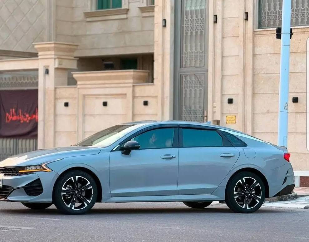 🚗 للبيع | KIA K5 GT-Line موديل 2023

سيارة نظيفة جداً وبحالة ممتازة، رقم معوقين واسط، وكالة عامة ومطلقة.

🔹 المواصفات:

- محرك 1600 تيربو
- GT-Line فول رادارات
- اللون: سمنتي مع سقف أسود بانوراما
- ممشى: 35 ألف كم
- بانوراما
- بصمة وتشغيل عن بُعد
- شحن هاتف لاسلكي
- Auto Hold
- هاند بريك إلكتروني
- قيادة ذاتية على الخطوط السريعة
- مثبت سرعة
- نظام ملاحة (خرائط)
- شاشة كبيرة + شاشة معلومات أعطال
- كاميرا 360°
- رادارات أمامية وجانبية
- مراقبة النقطة العمياء
- رادار الخطوط البيضاء
- أوتو بريك
- حساسات إطارات
- ABS + مانع انزلاق
- إشارات بالمرايا
- كشافات أمامية
- مصابيح LED + زينون
- مصابيح خلفية وضباب LED
- ويلات كروم لونين
- مقاعد جلد أحمر
- مقعد السائق كهربائي
- ستيرن D مع تحكم كامل
- أوضاع القيادة: Eco / Normal / Sport / Smart
- Android Auto لاسلكي
- Bluetooth + USB + AUX
- كير أوتوماتيك مع تعشيق يدوي

📌 ملاحظة بكل أمانة:
حادثة خفيفة جداً بالبك لايت جهة اليمين، وقطعة واحدة (قبق الجنطة) فقط، إصلاح سطحي ولم يصل الضرر إلى أي جزء رئيسي من السيارة.

💰 السعر: 170 $  قابل للتفاوض 

للاستفسار والمعاينة مركز محافظة الكوت  التواصل على الخاص ***********
