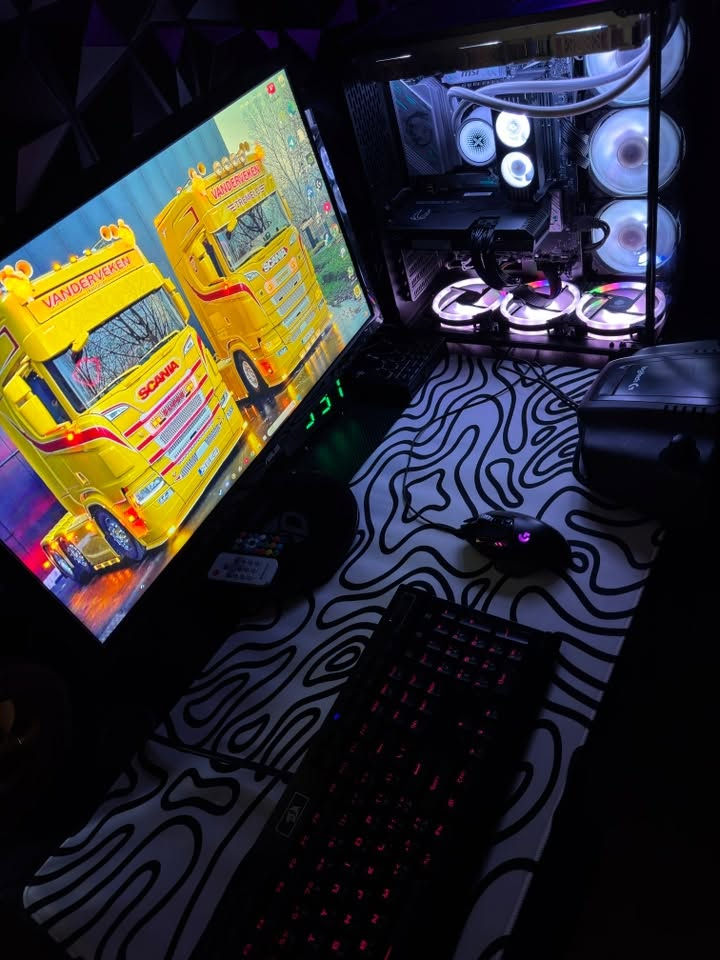 تجميعة للبيع
مواصفات الكمبيوتر:

* AMD Ryzen 5 7600X
* MSI B850 Gaming Plus WiFi
* RAM DDR5 16GB 5600MHz
* ZOTAC RTX 3070 8GB
* NVMe SSD 512GB
* HDD 1TB + HDD 1TB + HDD 400GB
* Power Supply 850W 80+ Gold
* مبرد MSI ثلاث مراوح
* كيس Alexander Weise

الملحقات:

* شاشة ASUS 144Hz
* كيبورد Redragon
* ماوس Logitech G502 HERO
* مايك احترافي مع مكسر صوت
* دركسون Logitech G29 كامل حتى الكارتون بدون كير ( الكير موجود بس يحتاج تصليح ابيعة فحم ويه الدركسون )
* ميز كاربون فايبر أصلي (120 × 60 سم)
* 12 قطعة 3D Panel قياس (30 × 30 سم)
* 3 رفوف خشب mdf يحتاجن فقط ترتيب
* ماوس باد أبيض بنقشة أمواج
 * كيبل DisplayPort أصلي
ملاحظة:
البيع كامل فقط، ولا يتم بيع أي قطعة بشكل منفصل.
التجميعة مرتبة وغراضها كلش كاملة تاخذها ماتصرف دينار عليها وقسم من كراتين القطع موجوده 
السعر مليونين و100 الف 
عنواني البصرة حي الجامعة 
*********** — ***********
