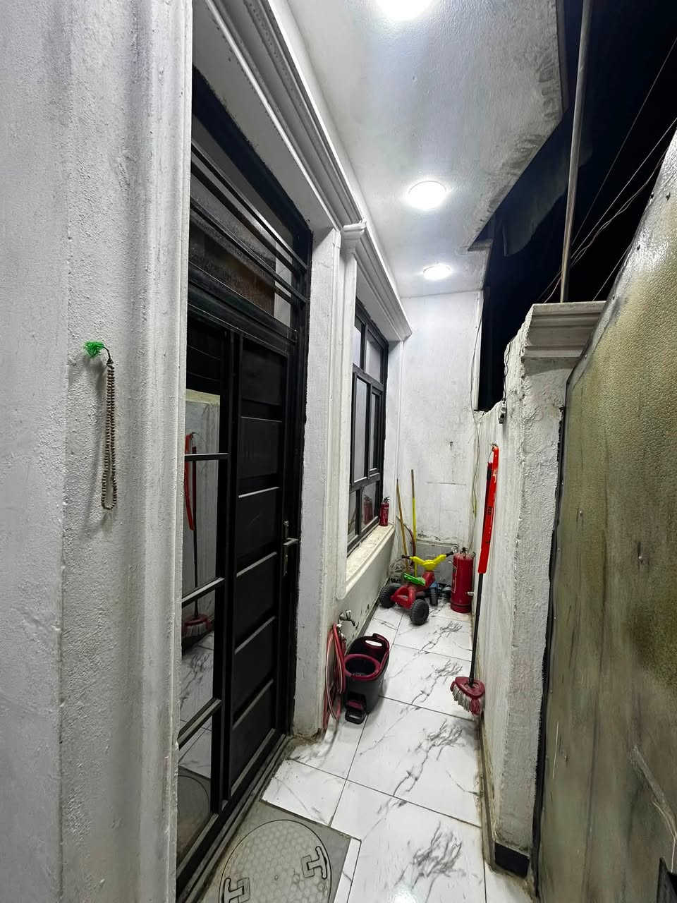 بيت للبيع في بغداد
دورة شارع ابو چير شارع خط النفط 
بيت زراعي سند 2025 قرار محكمه
بيت بناء حديث يحتوي على
غرفتين
صاله كبيره 
استقبال 
مطبخ حار بارد 
حمامين 
بناء طابقين مع بيتونه وسطح
يحتوي على بلكونه 
3 خط فيز وطني 
إنترنت كهرباء ماء 
فرع يحتوي على تبليط 
عرض الفرع 12 متر
للستفسار اكثر : ***********
