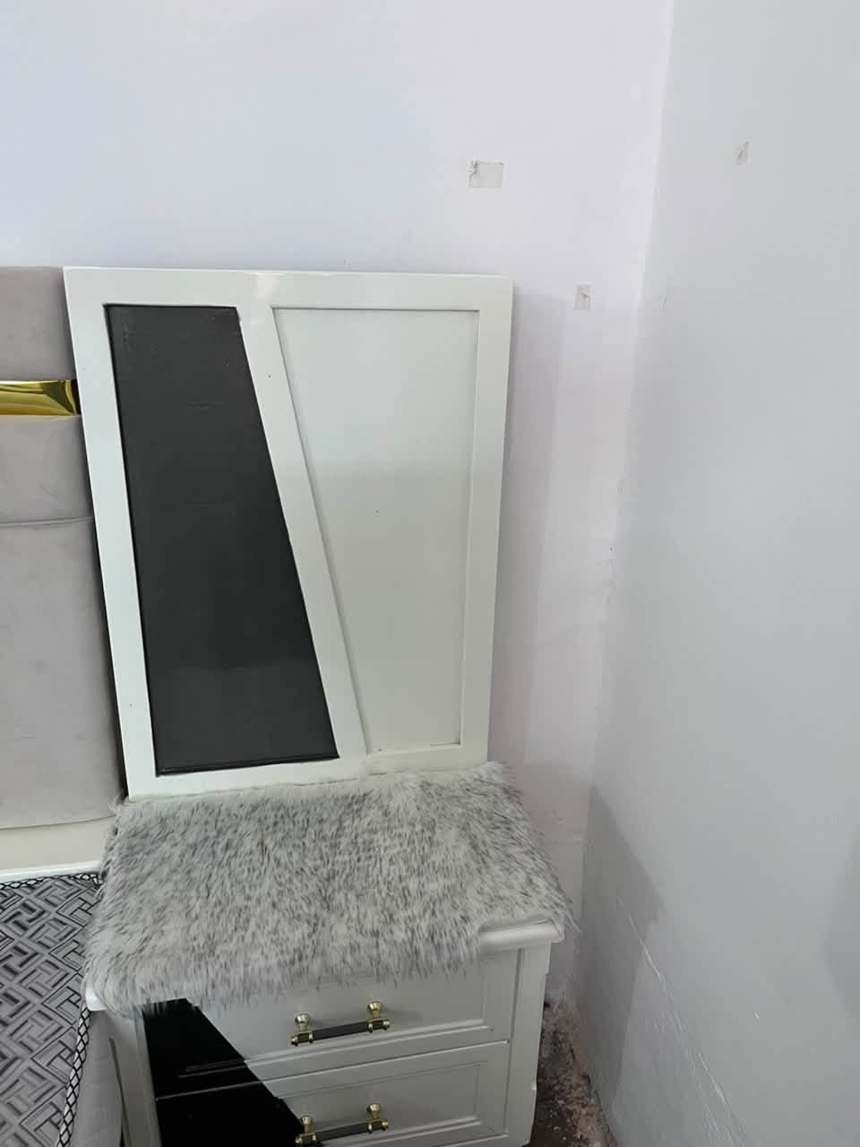 السلام عليكم
غرفة نوم حطاطه  شغل حديثة شكل تركي ٧ قطع مستخدمه قليل 
بسعر مناسب وياها مكيف مستخدم شهرين 
استفسار اكثر خاص او على الرقم ***********
