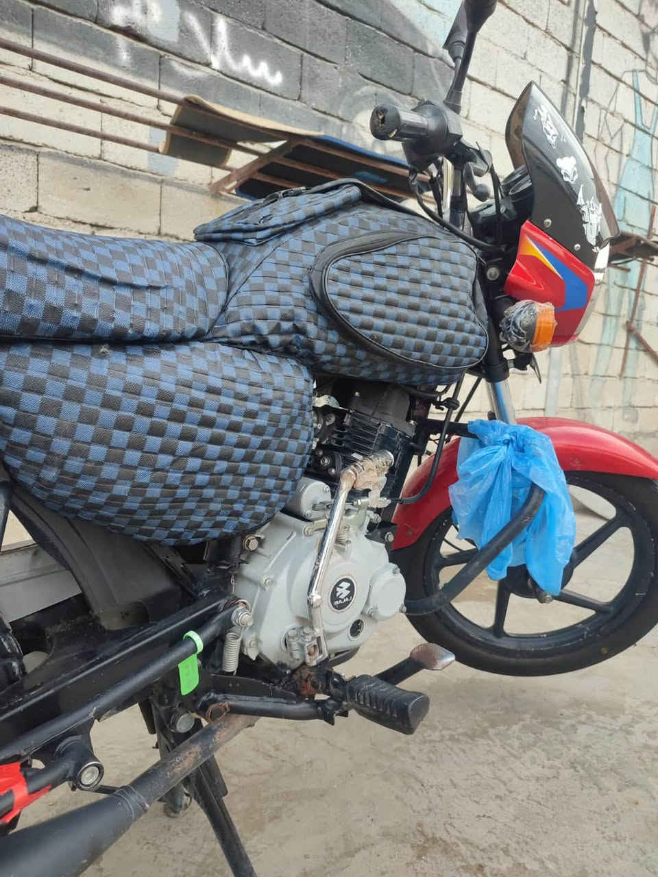 السلام عليكم بوكسر كلاسيك  مديل 21
رقم ديالى انكليزي لوحتين سنويه لحد30 شرط تحويل ثاني يوم 
هزه جديده مكينه مكفوله برغي مامفتوح بيها  دراجه نضيفه خير من الله   والنضافه كدامك مستعجل عل بيع اخوتي
السعر 1800  
مكان ديالى تقاطع القدس 
 ***********
