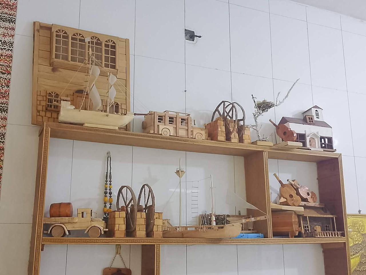 لمحبي الأصالة والديكورات اليدوية المميزة! أجدد لكم عرض مجموعة فريدة من التحف والمجسمات الخشبية المشغولة بدقة وعناية عالية لتضيف لمسة دافئة وأنيقة لأي مكان في المنزل أو المكتب.🏠 مجسمات بيوت ومنازل خشبية بتفاصيل هندسية رائعة.
⛵ سفن وقوارب شراعية مميزة لعشاق التراث والبحار.
🎻 آلات موسيقية خشبية (مثل الكمان/العود المصغر) .
🎡 ناعورة/ساقية ودواليب خشبية تراثية.
🚗 سيارات ومجسمات صغيرة مصنوعة بحرفية.
🪵 ديكورات وتفاصيل خشبية متنوعة (براميل، شجيرات)
✨ الحالة: ممتازة جداً ونظيفة.
✨ المادة: خشب طبيعي مشغول يدوياً.المكان: [بابل الحله منطقه ورديه
🚚 التوصيل: متوفر توصيل لجميع المحافظات / أو الاستلام المباشر.
💰 السعر: [كل قطعه وسعرها] (يوجد خصم خاص لمن يأخذ المجموعة كاملة).
📞 للطلب أو الاستفسار: يرجى التواصل عبر الرسائل الخاصة (دايركت) أو على الرقم: ‏‪***********‬‏

نص مكتوب في الصور:
- المنشورات khldjsmnzrh علاء التميمي . نعمة محرم
- المنشورات khldjsnzrh عِزف كمان على أوتار قلبك · Imane Rahma khldjsnzrh كمان خشبي سعر ١٥ الف فقط توصيل مجاني khldjsnzrh محمد عبدالجبار · البيت