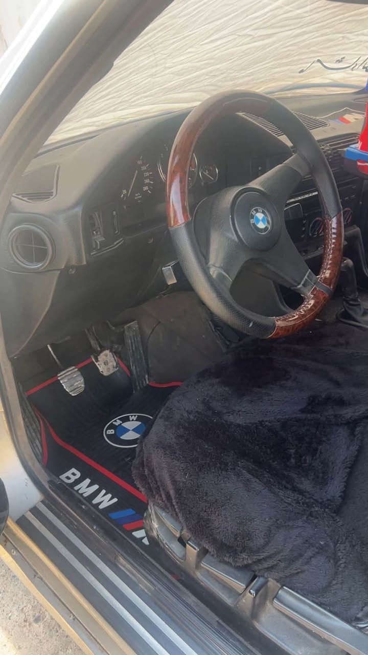 BMW🇩🇪
مۆدیل 1991 
525گێڕ عادی
ئاڕم پلاستیک دهۆک 
گێڕ و مەکینە بەشەرت
ویل حەسیر 4 تایە حەفتەیەکە بەستراوە
لایت ئەڵقە
دەعامی پشت و پیشی Mە
تەبرید سارد و گەرم 
بێ مەسرەفە  تازە ڕونی گۆڕاوە. 
سعری ٣٤ وەرەقە یەک تۆز معامەلە 
شوێن.  کۆیە 
***********
